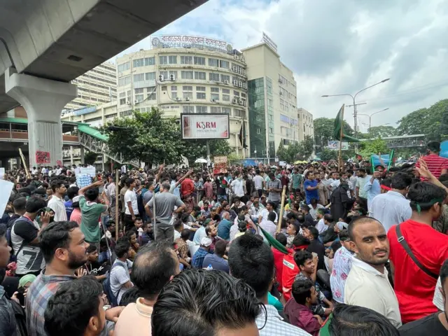 ঢাকার শাহবাগ মোড়ে বিক্ষোভকারীদের অবস্থান