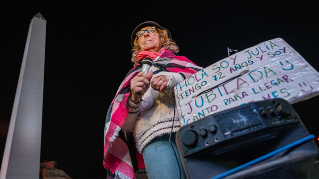 Julia protestando no Obelisco de Buenos Aires