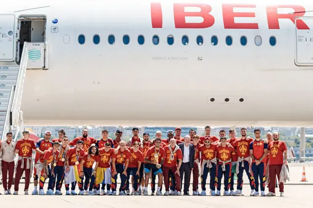 El presidente de la Real Federación Española de Fútbol, Rafael Louzán, el seleccionador de España, Luis de la Fuente, y el capitán Rodri llegan con el trofeo de la Copa Mundial de la FIFA al aeropuerto Adolfo Suárez Madrid-Barajas, tras la victoria de España sobre Argentina en la final de la Copa Mundial de la FIFA 2026, en Madrid, España, el 20 de julio de 2026.