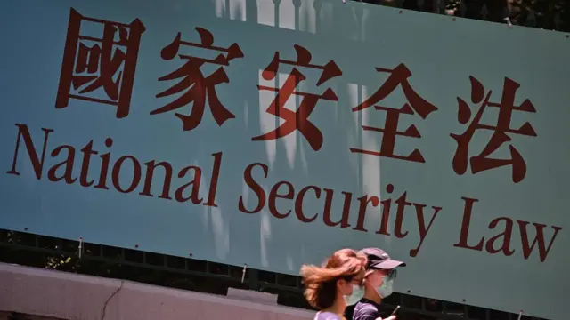 香港《国安法》容许部份案件转交中国大陆司法体系审讯,中国当局强调这只会在"极少数"情况下发生。