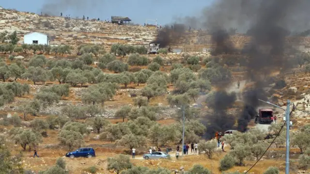 دخان يتصاعد من سيارات مشتعلة