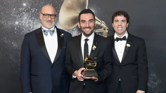 Издатели юбилейного "Золотого диска "Вояджер" Дэвид Песковиц, Лоуренс Аззерад и Тимоти Дэйли с премией Грэмми. 28 января 2018 г.