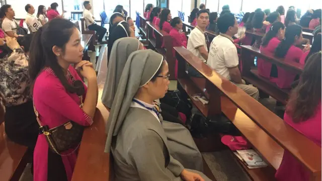 Lê Thị Hồng (áo đỏ) là một trong số hàng ngàn giáo dân từ Việt Nam sang Thái Lan dịp này, mong được diện kiến Giáo Hoàng Francis