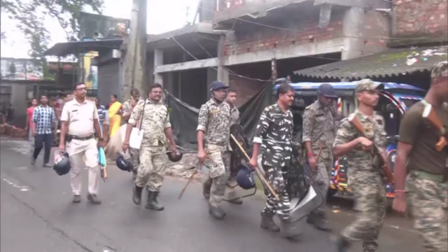 बारुईपूरमध्ये गस्त घालणारे सशस्त्र पोलीस.