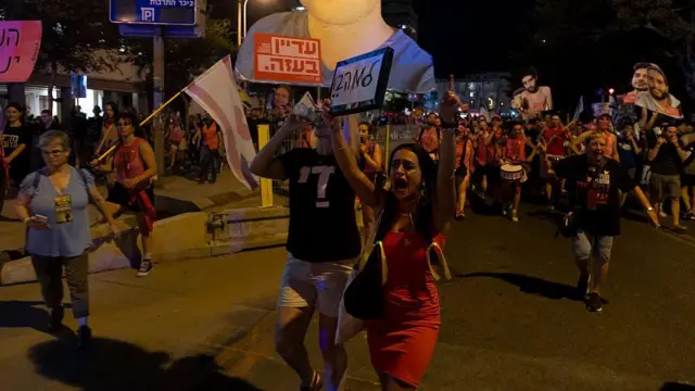 Varias personas protestan en las calles de Tel Aviv en la noche del jueves 7 al viernes 8 de agosto, 2025
