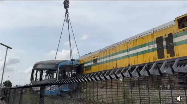 Reluwe to gbe bọọsi ha ẹnu