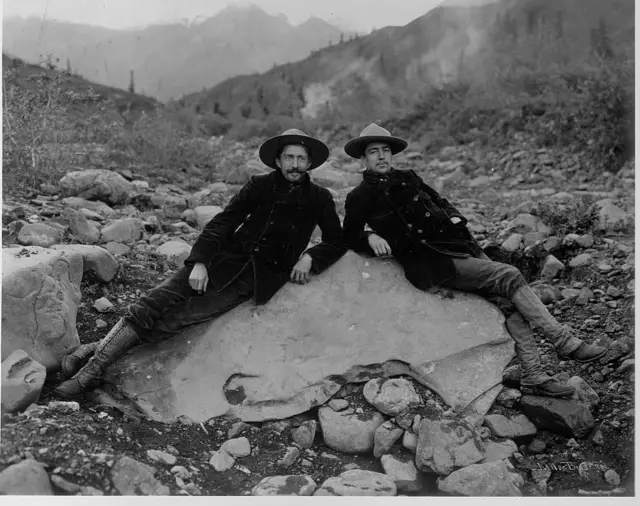 Deux hommes sont allongés sur un gros morceau de cuivre natif pur dans le lit de Nugget Creek, près de Valdez, en Alaska
