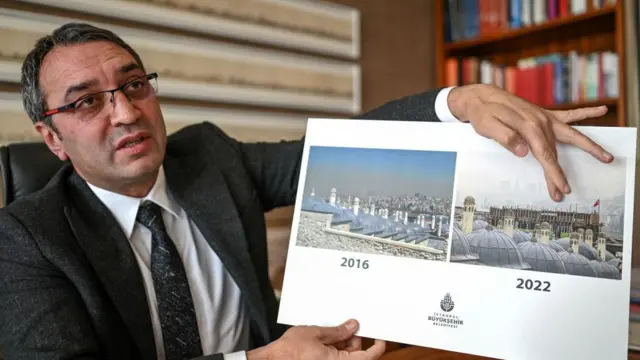 Mahir Polat bir katalogdan resimleri gösteriyor