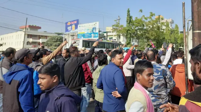 लामिछानेको रिहाइको माग गर्दै पर्सामा विरोधप्रदर्शन गर्दै रास्वपाका कार्यकर्ताहरू