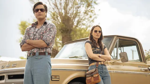 Чоловік і жінка в джинсах біля ретро авто