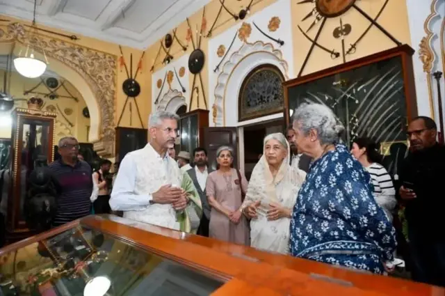 ਵਿਦੇਸ਼ ਮੰਤਰੀ ਐੱਸ. ਜੈਸ਼ੰਕਰ ਦੀ ਇੱਕ ਤਸਵੀਰ ਜਦੋਂ ਉਹ ਲਕਸ਼ਮੀ ਵਿਲਾਸ ਮਹਿਲ ਦੇ ਸ਼ਸਤਰਖਾਨੇ ਦਾ ਦੌਰਾ ਕੀਤਾ
