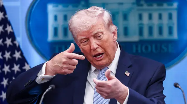 व्हाइट हाउस में मीडिया से बात करते हुए अमेरिकी राष्ट्रपति डोनाल्ड ट्रंप