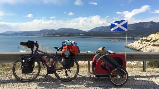 Lucy no carrinho atrelado à bicicletapixbet confiávelIshbel