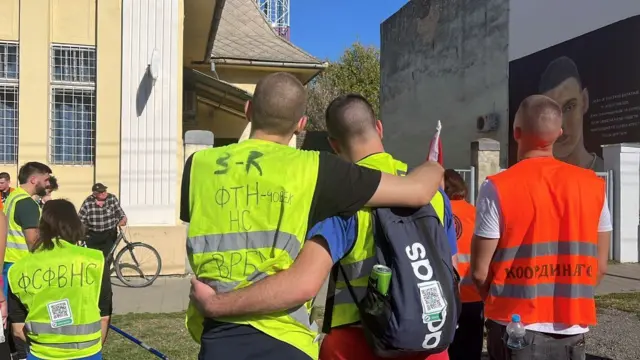 Studenti ispred murala Vukašinu Crnčeviću u Zmajevu