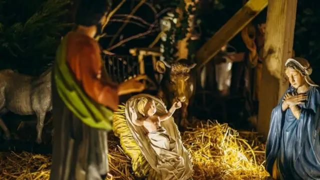 İsa'nın ahırda doğumunu tasvir eden bir Nativity enstelasyonu