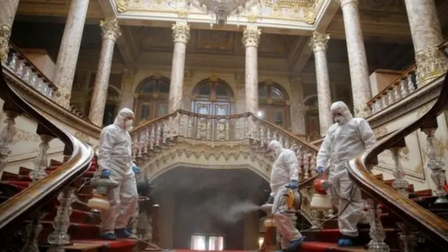 عمال يطهرون قصراً أثرياً