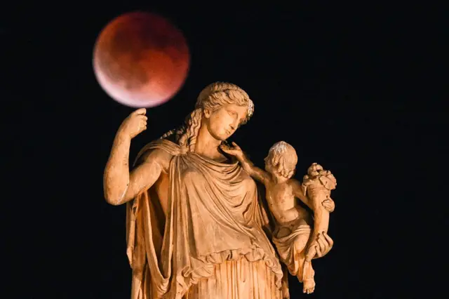 Yunanistan'ın başkenti Atina'da İrene heykeli ve Kanlı Ay Tutulması 