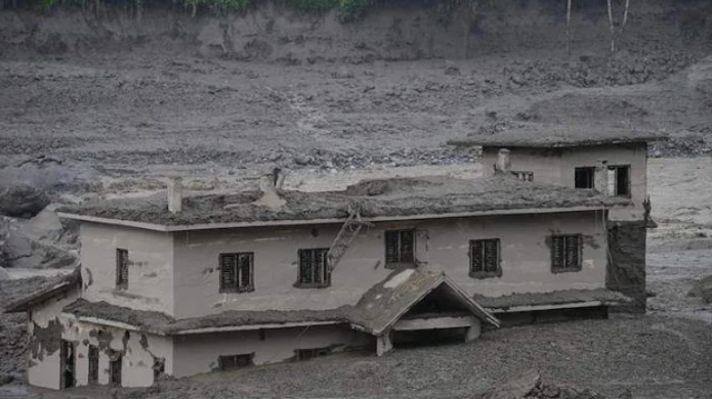 Ụlọ ndị mikpuru n'ime mmiri n'oge idemmiri ahụ na Nuwakot, n'okeala Nepal na Tibet