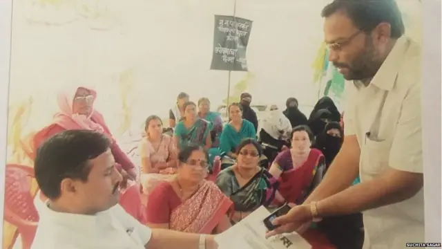 वेतनासाठी उपोषण करताना शिक्षक