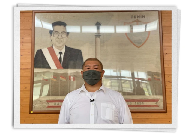 El campesino Nakawaga junto a un tapiz de la batalla de Junín.