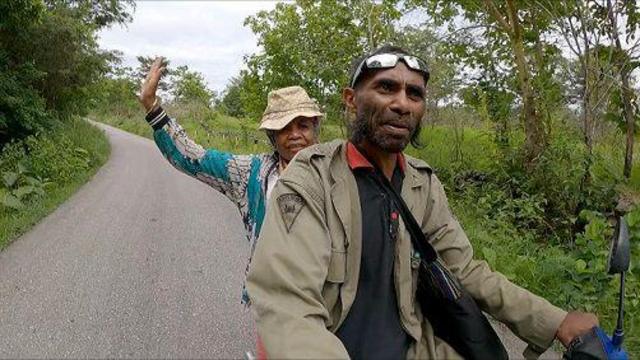 Aleta Baun mengaku tak punya modal besar untuk kampanye. Setiap hari dia keliling kampung dengan sepeda motor bersama seorang anggota timnya.