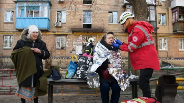 কিয়েভের এক আহত বাসিন্দার চিকিৎসা চলছে।