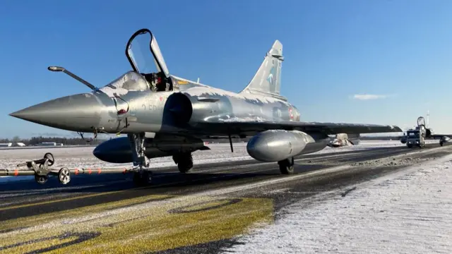 ભારતે ફ્રાન્સ પાસેથી રફાલ જૅટ્સ, મિરાજ કૉમ્બેટ ઍરક્રાફ્ટ અને સ્કૉર્પિયન સબમરીન્સ ખરીદી છે.