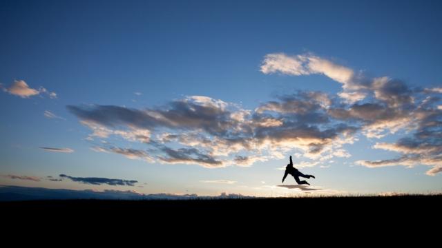 Silhuetamega sena online hojehomem pulando