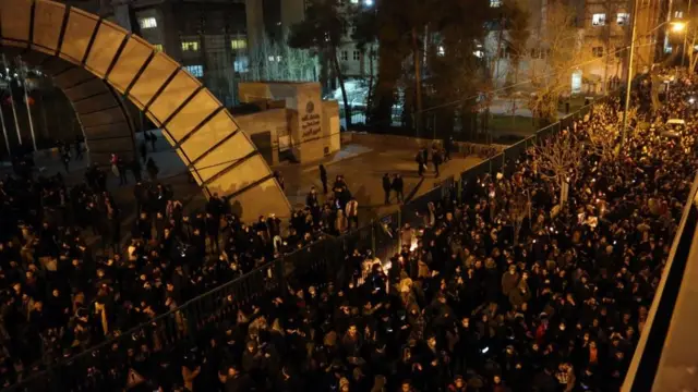 இரானில் பிரிட்டனின் தூதர் கைது - அரசுக்கு எதிராக செயல்பட்டதாக குற்றச்சாட்டு