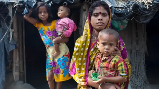 Meninas com roupas tradicionais do Bangladesh e dois bebês