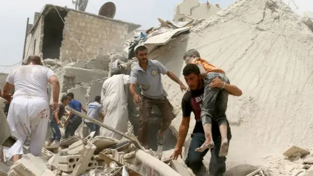 Un niño herido es sacado de entre los escombros en Alepo.