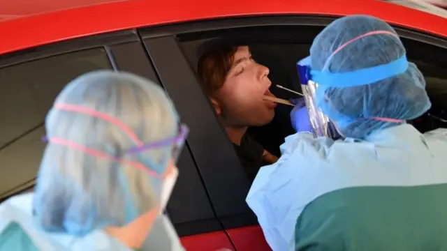 Personal sanitario toma una muestra de saliva a un hombre