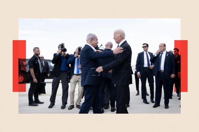 Benjamin Netanyahu (kushoto) akisalimia rais wa Marekani anayeondoka Joe Biden baada ya kuwasili katika uwanja wa ndege wa Tel Aviv 