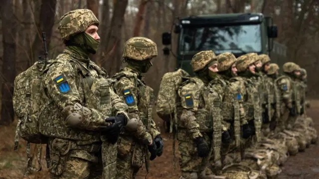 Перші новобранці за проєктом "контракт 18-24" проходять посвячення у 92-й штурмовій бригаді 16 березня 2025 року в Харківській області, Україна.
