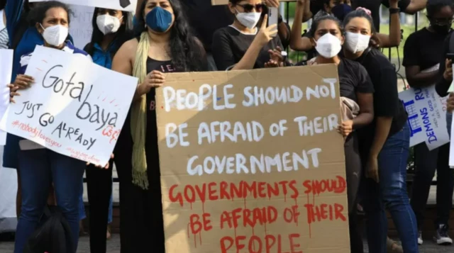 Шри-ланкалыктар президенттин отставкасын талап кылышууда, ал “кетем” деди, бирок качан экени так белгисиз