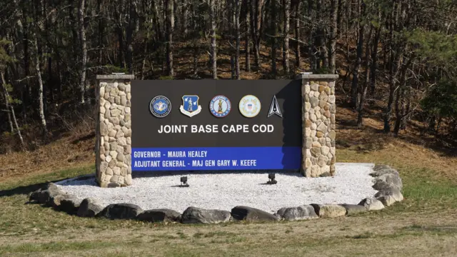 उनले जो वेस्टर्न केप कडस्थित ओटिस एअर न्याश्नल गार्ड बेसमा काम गरेका छन्।