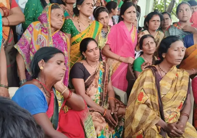 मृत्यूमुखी पडलेल्या मुलींचे कुटुंबीय 