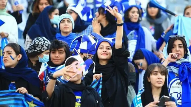 دختران آبی روی سکوهای آزادی 