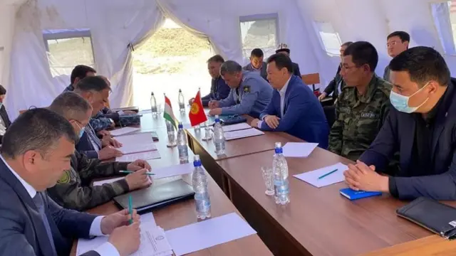 Өкмөттүн Баткен облусундагы ыйгарым укуктуу өкүлү Өмүрбек Суваналиев жана Тажикстан Республикасынын Согди облусунун аткаруу бийлигинин төрагасы Раджоббой Ахмадзода баштаган эки тараптуу делегациянын жолугушуусу