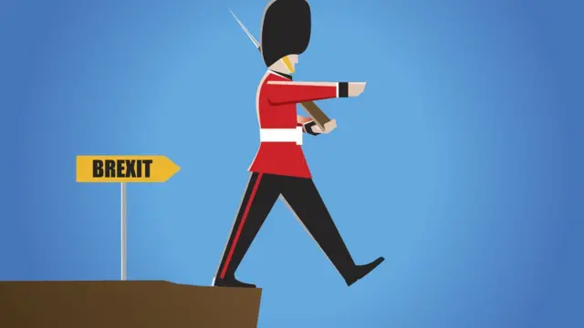 Солдат в британской форме шагает с обрыва