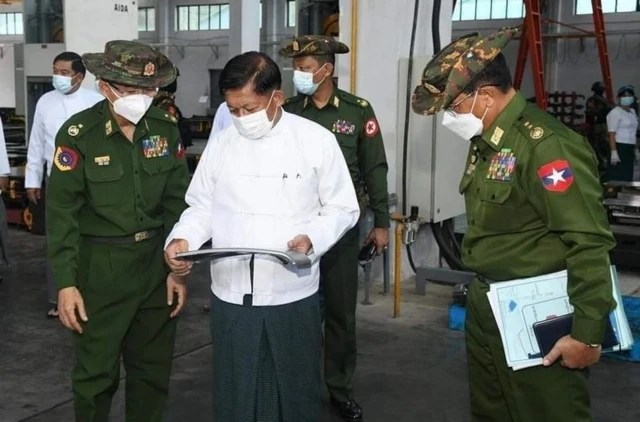 ကပစ တစ်ခုမှာ တွေ့ရတဲ့ စစ်ခေါင်းဆောင် ဗိုလ်ချုပ်မှူးကြီး မင်းအောင်လှိုင် (ပုံဟောင်း)