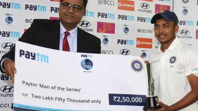 मैन ऑफ द सिरीज़ ट्रॉफी के साथ पृथ्वी शॉ