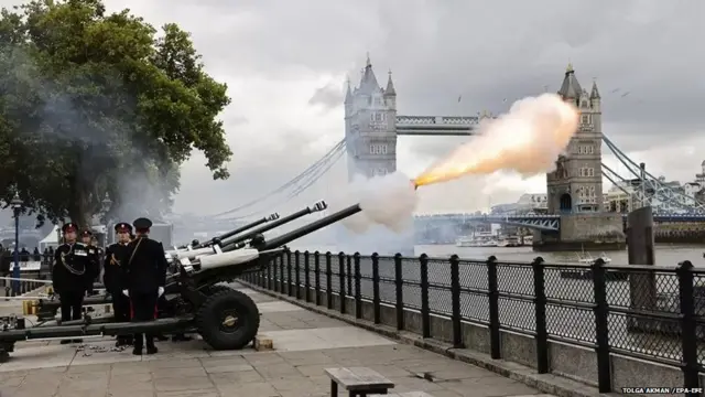 हाइड पार्क में और उससे ऊपर टावर ऑफ़ लंदन में प्रधान घोषणा पढ़ने के दौरान बंदूकों की सलामी दी गई.