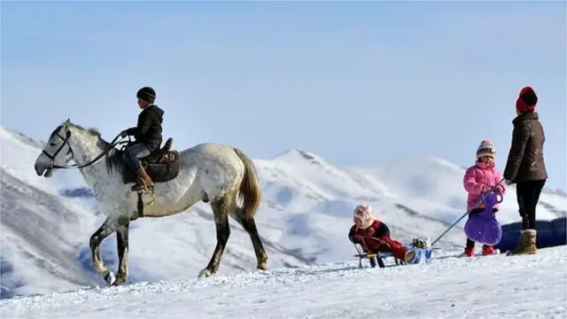 Чет жерге кеткен ата-энелердин балдары көбүнчө туугандарында калат