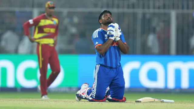 অসাধারণ ইনিংসের শেষে মাঠেই নতজানু সঞ্জু স্যামসন