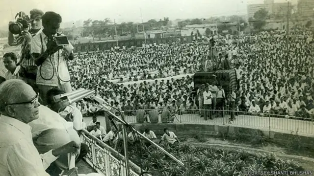 1975ની 25 જૂને રામલીલા મેદાનમાં જાહેરસભાને સંબોધી રહેલા જયપ્રકાશ નારાયણ