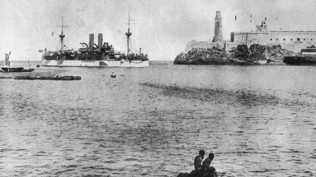 El acorazado de la Marina estadounidense USS Maine entrando al puerto de La Habana antes de su hundimiento en 1898.