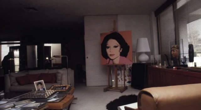 Andy Warhol'un Farah Pehlevi portresi, 23 Aralık 1979'da Tahran'daki Niavaran Sarayı'nın kütüphanesinde görülüyor. Bu saray kompleksi bugün bir müze.