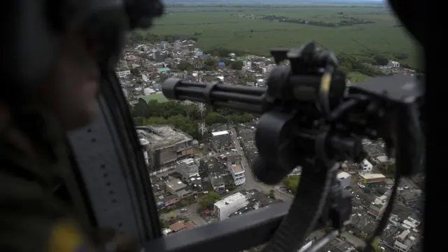 Helicóptero da polícia colombiana