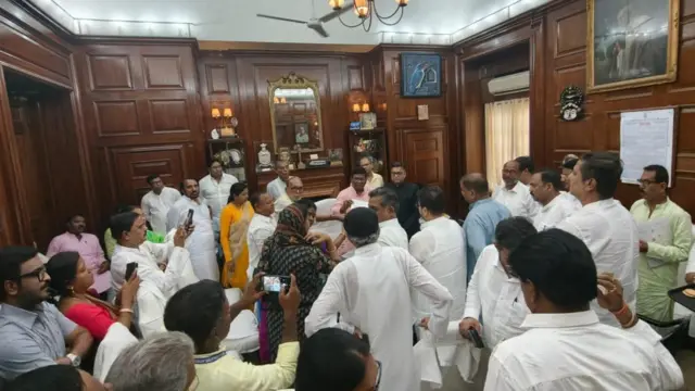 ঋতব্রত ব্যানার্জীকে বিরোধী দলনেতা করার সমর্থনে প্রস্তাবনা জমা দেওয়ার ছবি